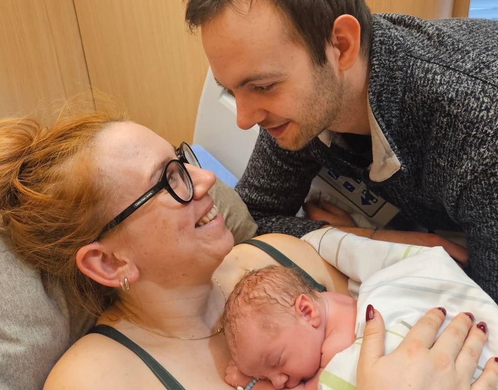 Matti Paul Symanowski kam als 400. Baby des Jahres 2025 im Kreißsaal des Klinikums Halle (Westf.) zur Welt.