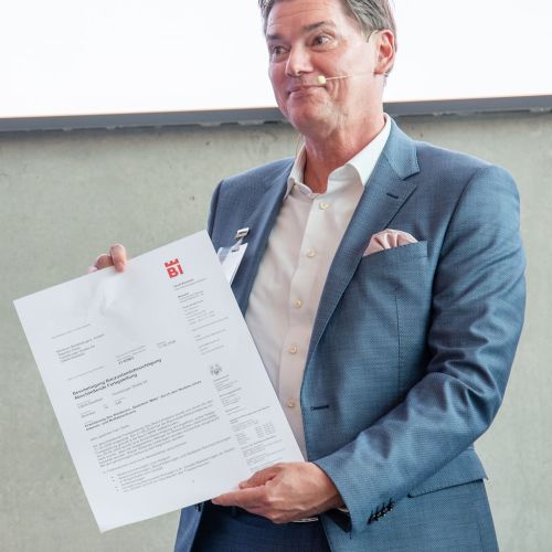 Bild NIZ Eröffnung Michael Ackermann auf der Bühne