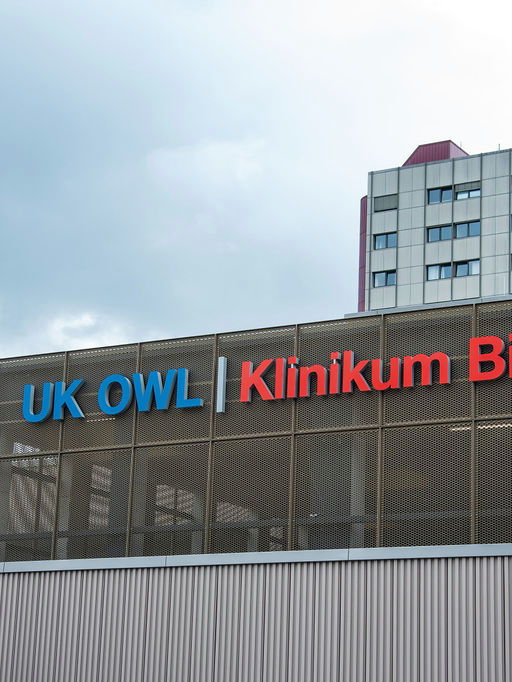 Bild NIZ Eröffnung UK OWL Klinikum Bielefeld Schriftzug auf der Wagenhalle