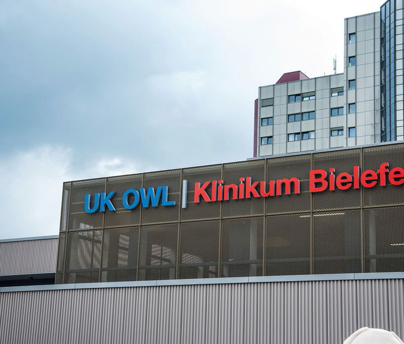 Bild NIZ Eröffnung UK OWL Klinikum Bielefeld Schriftzug auf der Wagenhalle