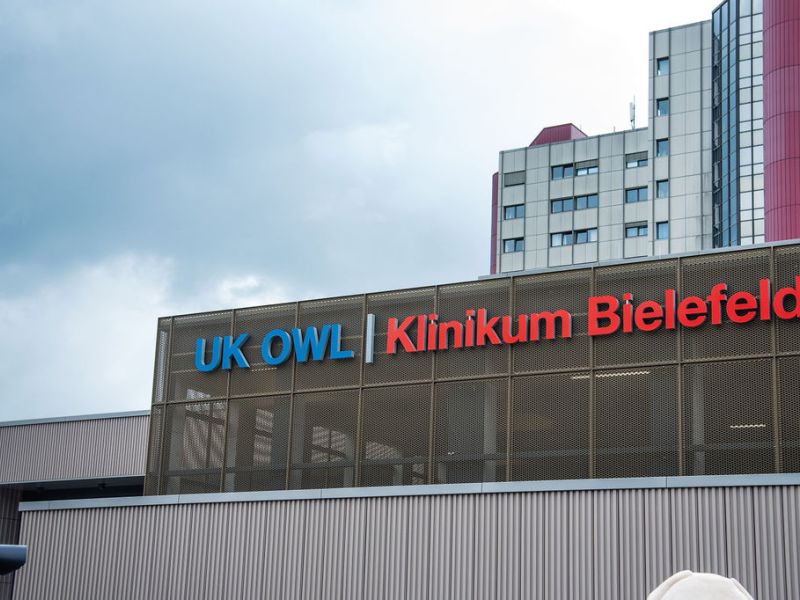Bild NIZ Eröffnung UK OWL Klinikum Bielefeld Schriftzug auf der Wagenhalle