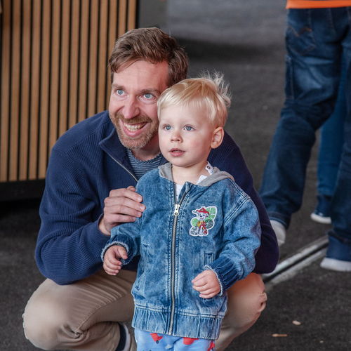Bild NIZ Eröffnung Vater mit Sohn