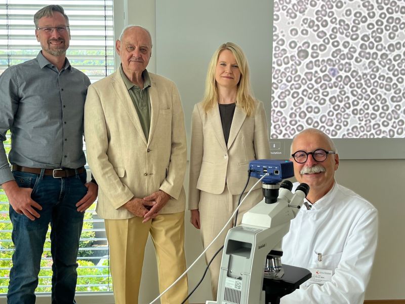 Die Repkow Stiftung lässt sich bei einem Besuch im Klinikum Bielefeld den Nutzen des neuen Mikroskops erläutern.
