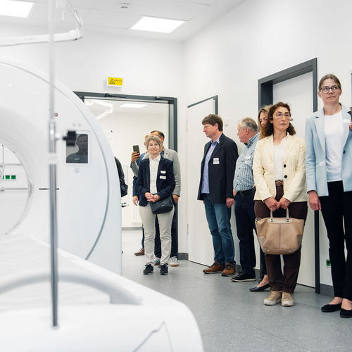 Bild NIZ Eröffnung Besucher im Behandlungsraum der Notaufnahme