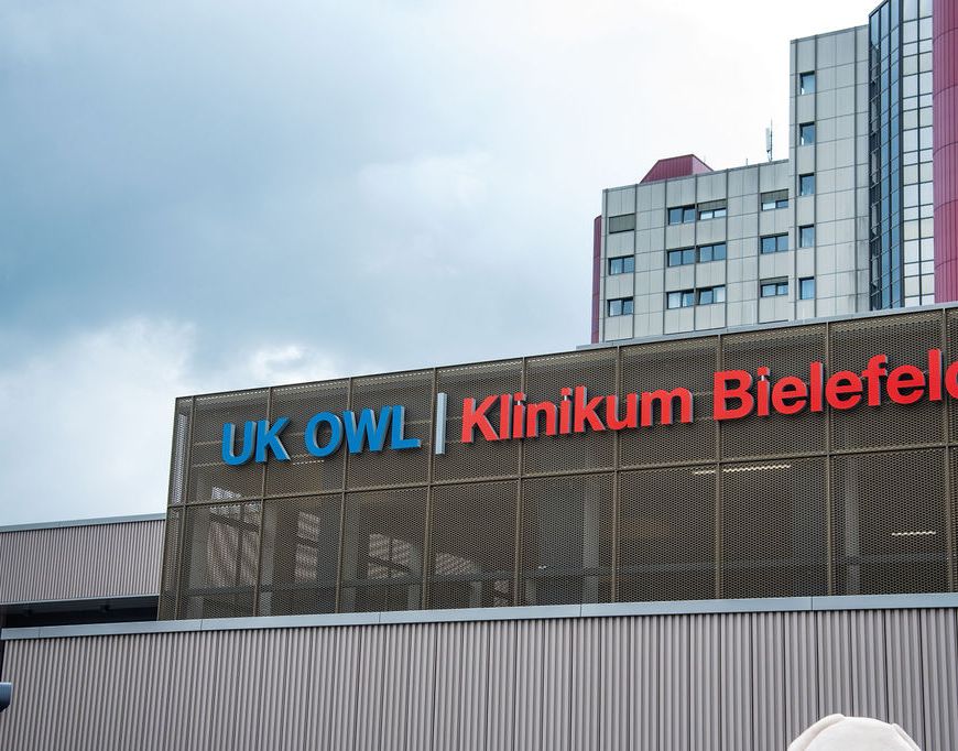 Bild NIZ Eröffnung UK OWL Klinikum Bielefeld Schriftzug auf der Wagenhalle