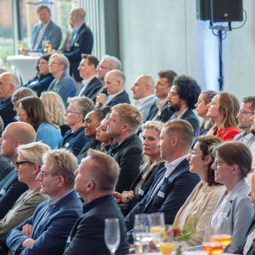 Bild NIZ Eröffnung Besucher