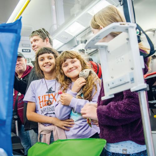Bild NIZ Eröffnung Gruppe Kinder im RTW