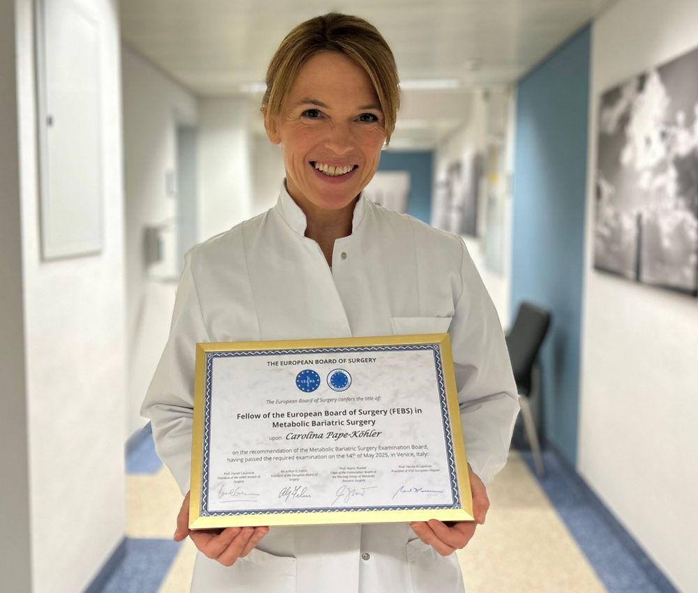 PD Dr. Carolina Pape-Köhler, Chefärztin der Adipositas Klinik am Klinikum Bielefeld-Rosenhöhe, absolvierte als erste Ärztin in Deutschland und erste Frau europaweit die Prüfung zum „Fellow of the European Board of Surgery (FEBS)“.