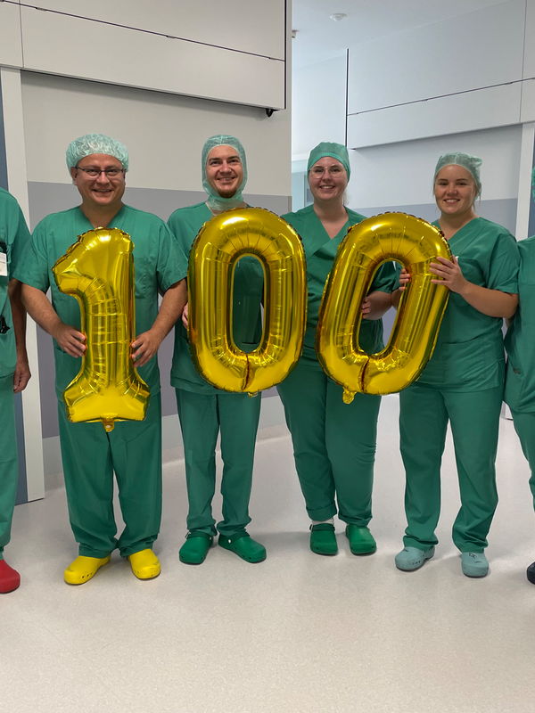 Das Team des Da Vinci Operationssaals freut sich über die erfolgreiche Durchführung von 100 Thorax-Operationen mit dem roboterassistierten Chirurgiesystem.
