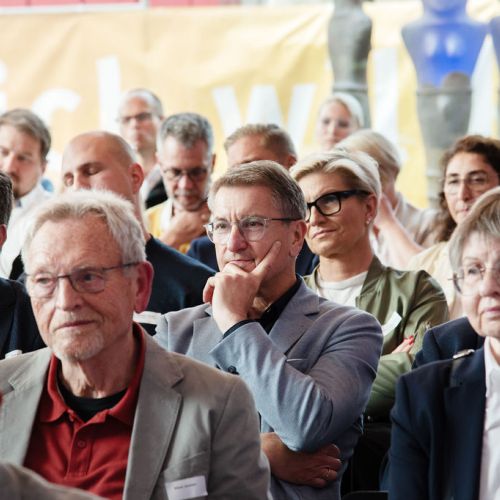 Bild NIZ Eröffnung Besucher