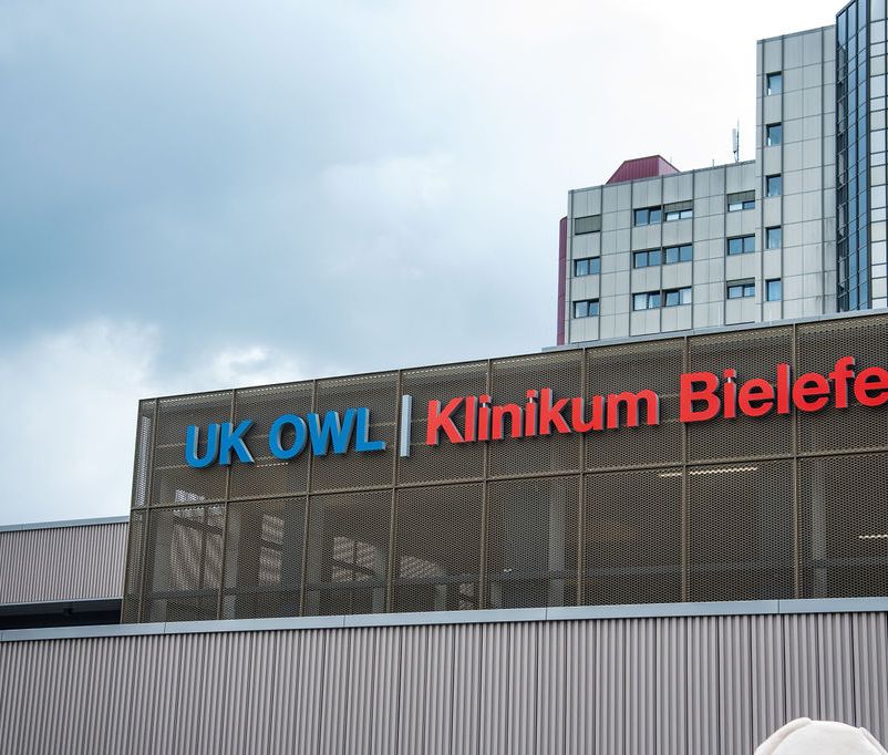 Bild NIZ Eröffnung UK OWL Klinikum Bielefeld Schriftzug auf der Wagenhalle