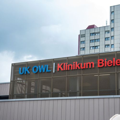 Bild NIZ Eröffnung UK OWL Klinikum Bielefeld Schriftzug auf der Wagenhalle