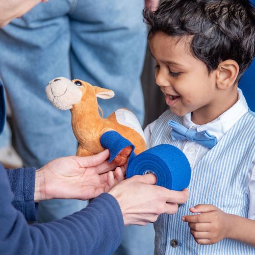 Bild NIZ Eröffnung Kind in der Teddyklinik