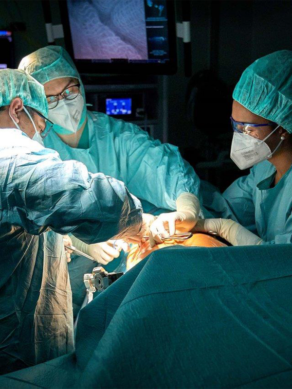Die Thoraxchirurgie umfasst das Behandlungsspektrum für Erkrankungen im Brustraum, wie Eingriffe an den Atemwegen, der Lunge, dem Mittelfellraum und der Brustwand.
