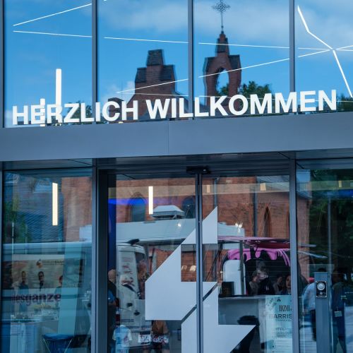 Bild NIZ Eröffnung Haupteingang