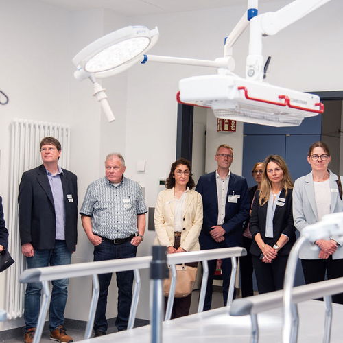 Bild NIZ Eröffnung Besucher im Behandlungsraum der Notaufnahme