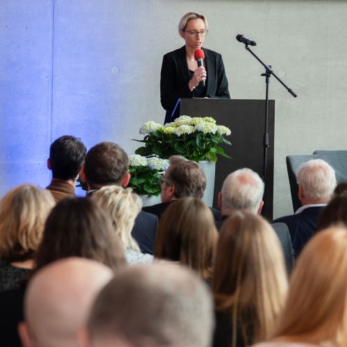 Bild NIZ Eröffnung Christiana Bauer am Mikrofon