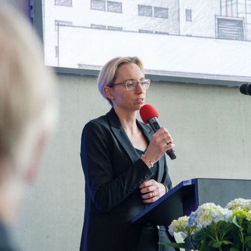 Bild NIZ Eröffnung Christiana Bauer am Mikrofon