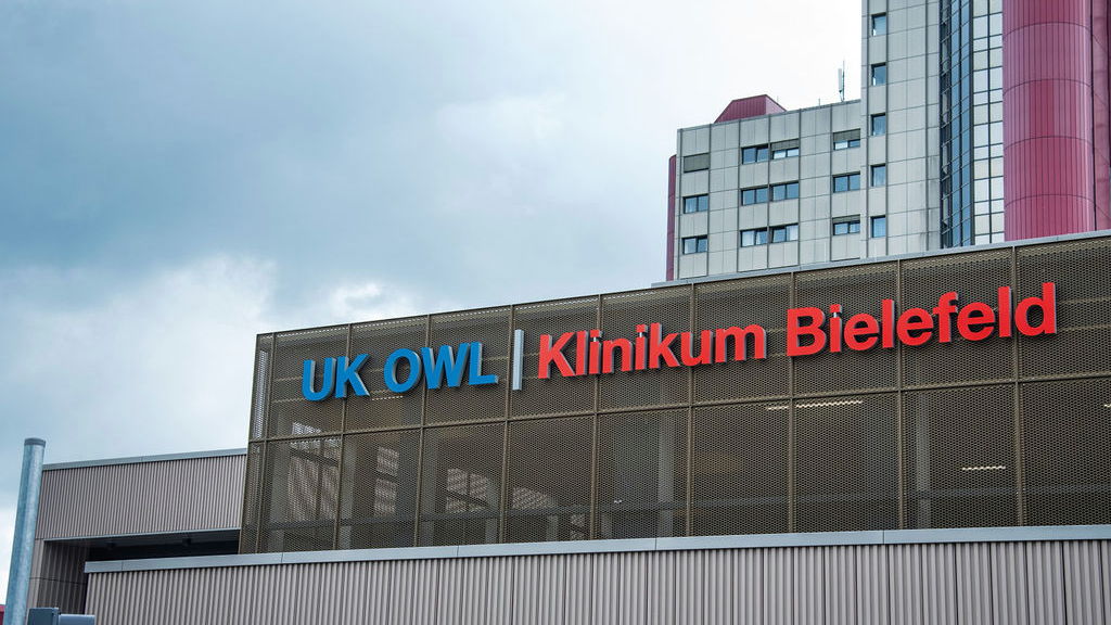 Im Juni 2026 wurde das Notfall- und Intensivmedizinische Zentrum sowie der neue Haupteingang des Klinikums Bielefeld – Mitte eröffnet.