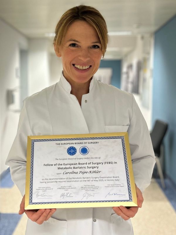 PD Dr. Carolina Pape-Köhler, Chefärztin der Adipositas Klinik am Klinikum Bielefeld-Rosenhöhe, absolvierte als erste Ärztin in Deutschland und erste Frau europaweit die Prüfung zum „Fellow of the European Board of Surgery (FEBS)“.
