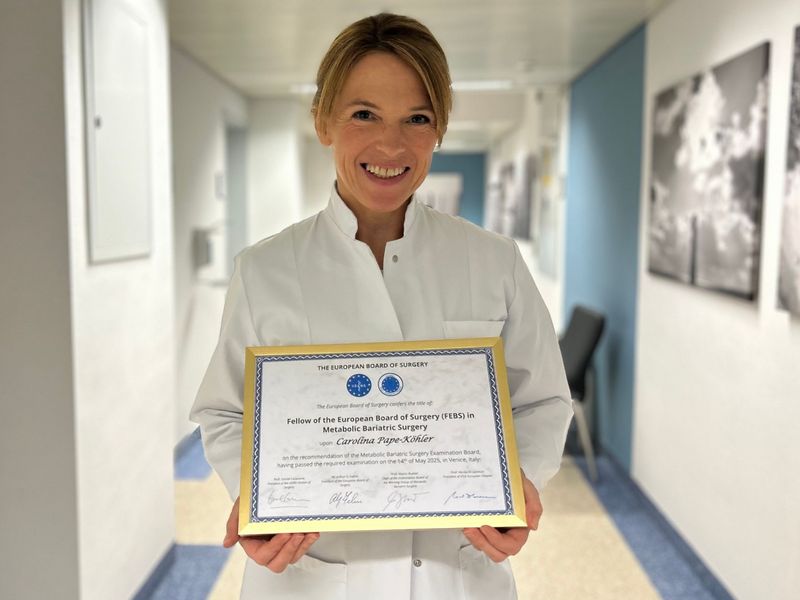 PD Dr. Carolina Pape-Köhler, Chefärztin der Adipositas Klinik am Klinikum Bielefeld-Rosenhöhe, absolvierte als erste Ärztin in Deutschland und erste Frau europaweit die Prüfung zum „Fellow of the European Board of Surgery (FEBS)“.