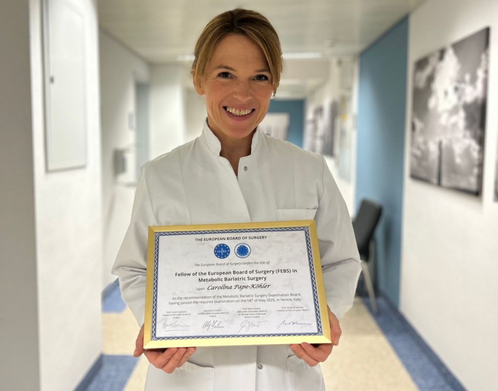 PD Dr. Carolina Pape-Köhler, Chefärztin der Adipositas Klinik am Klinikum Bielefeld-Rosenhöhe, absolvierte als erste Ärztin in Deutschland und erste Frau europaweit die Prüfung zum „Fellow of the European Board of Surgery (FEBS)“.