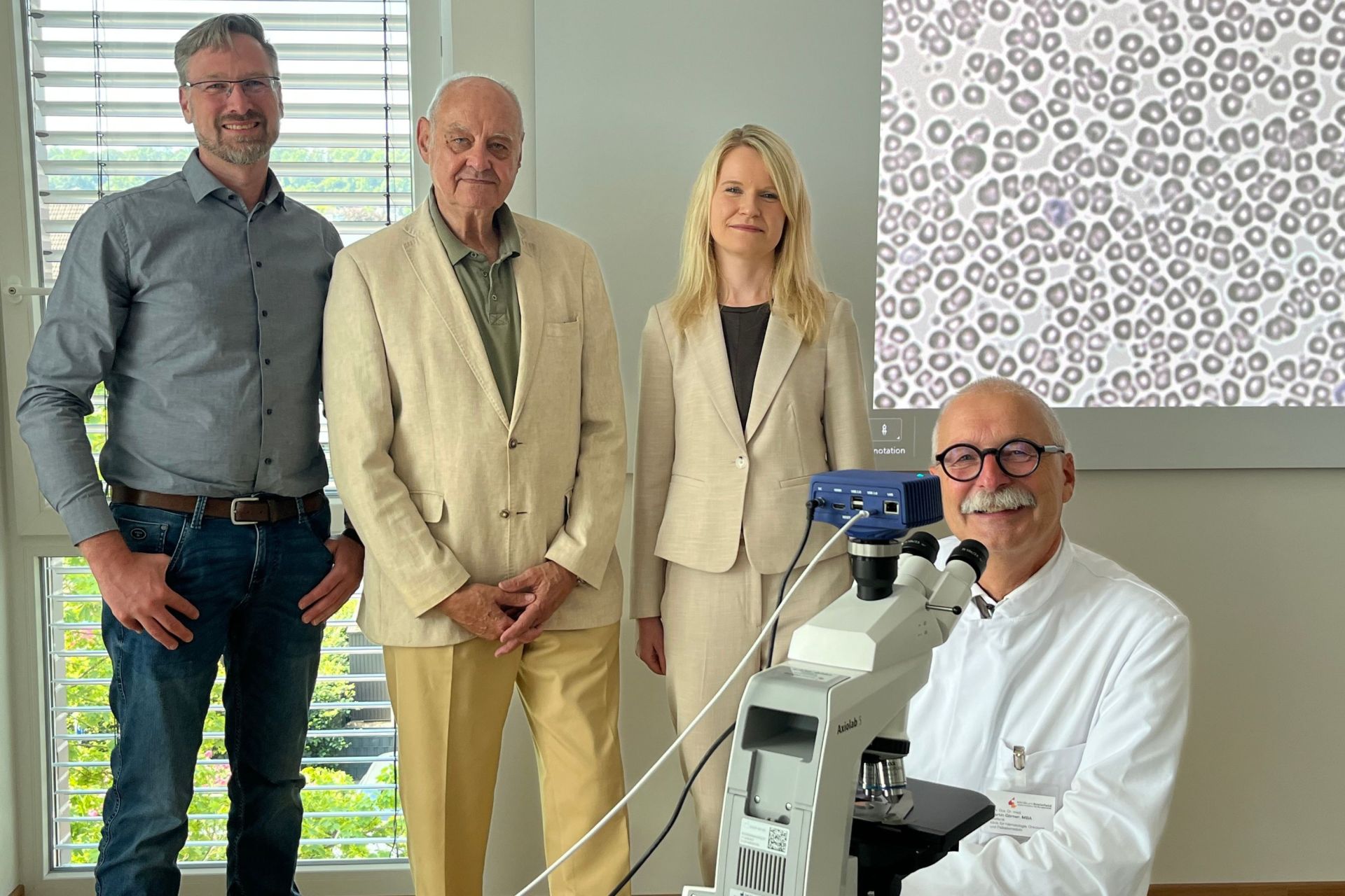 Die Repkow Stiftung lässt sich bei einem Besuch im Klinikum Bielefeld den Nutzen des neuen Mikroskops erläutern.