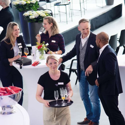 Bild NIZ Eröffnung Besucher