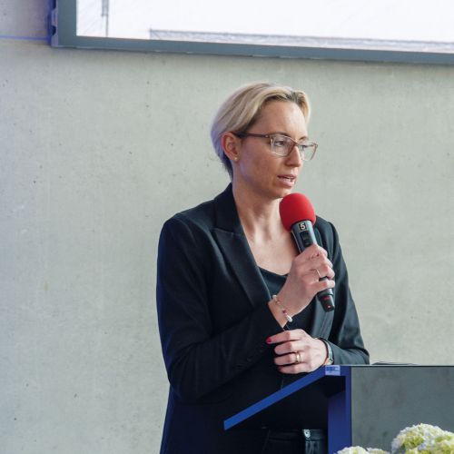Bild NIZ Eröffnung Christiana Bauer am Mikrofon