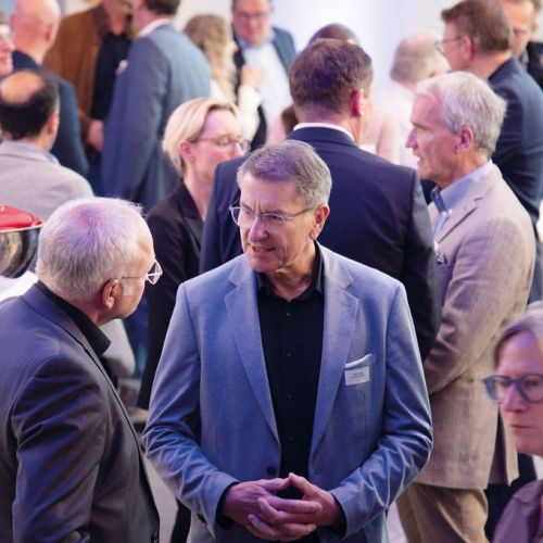 Bild NIZ Eröffnung Besucher