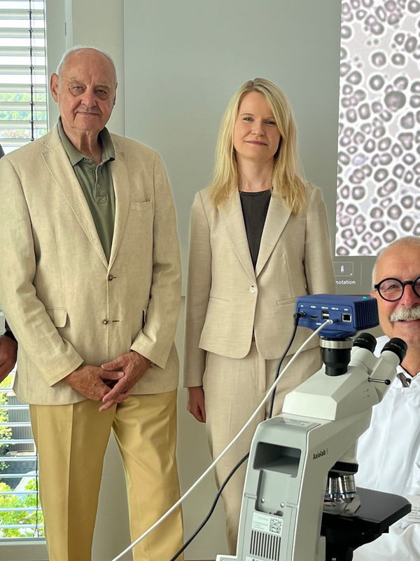 Die Repkow Stiftung lässt sich bei einem Besuch im Klinikum Bielefeld den Nutzen des neuen Mikroskops erläutern.