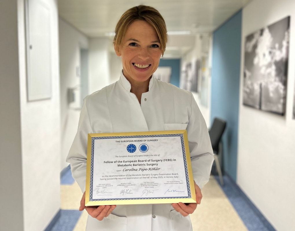 PD Dr. Carolina Pape-Köhler, Chefärztin der Adipositas Klinik am Klinikum Bielefeld-Rosenhöhe, absolvierte als erste Ärztin in Deutschland und erste Frau europaweit die Prüfung zum „Fellow of the European Board of Surgery (FEBS)“.