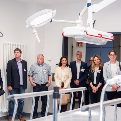 Bild NIZ Eröffnung Besucher im Behandlungsraum der Notaufnahme