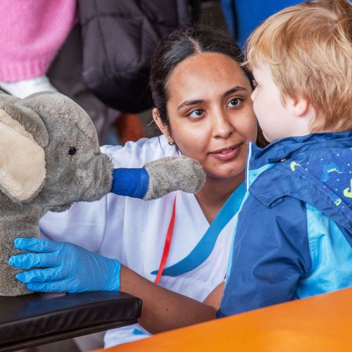 Bild NIZ Eröffnung Kind in der Teddyklinik