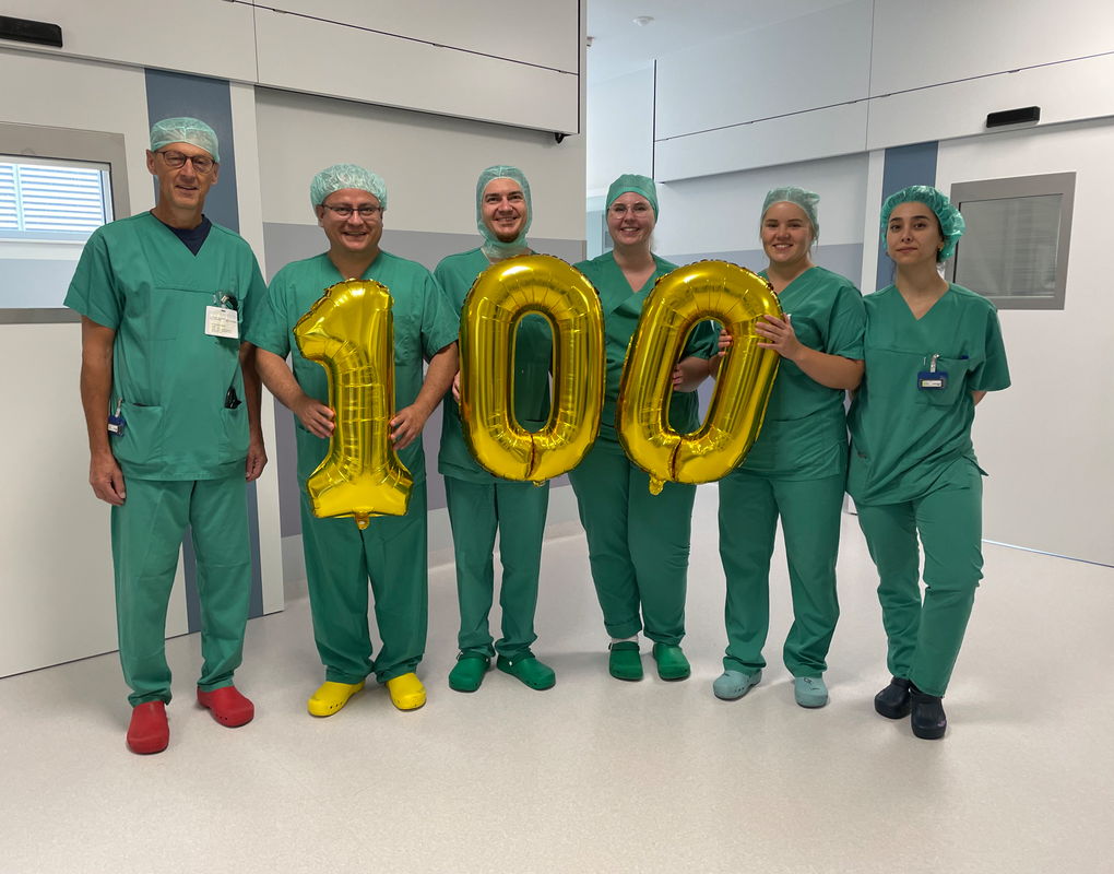 Das Team des Da Vinci Operationssaals freut sich über die erfolgreiche Durchführung von 100 Thorax-Operationen mit dem roboterassistierten Chirurgiesystem.