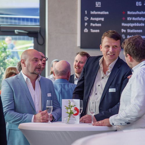Bild NIZ Eröffnung Besucher im Gespräch