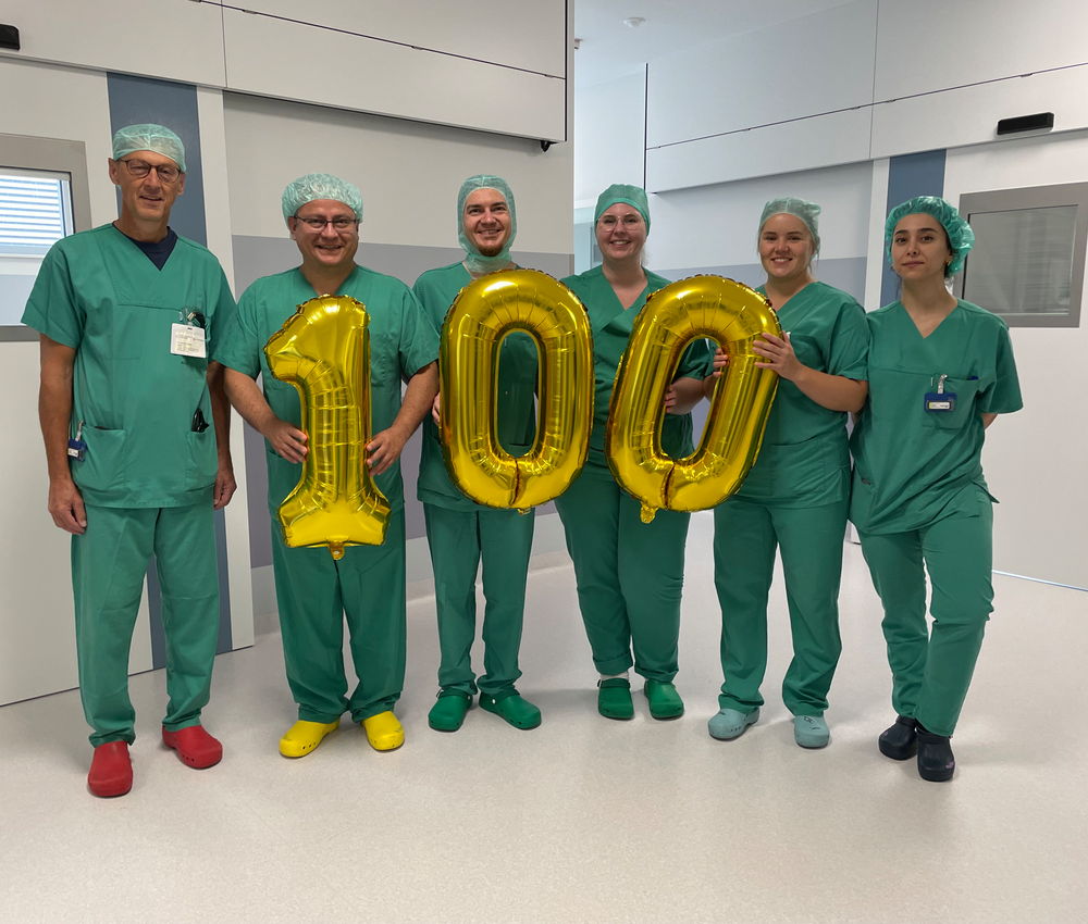 Das Team des Da Vinci Operationssaals freut sich über die erfolgreiche Durchführung von 100 Thorax-Operationen mit dem roboterassistierten Chirurgiesystem.