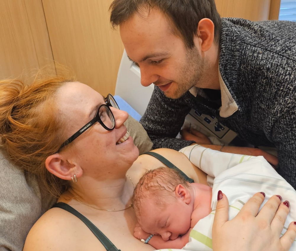 Matti Paul Symanowski kam als 400. Baby des Jahres 2025 im Kreißsaal des Klinikums Halle (Westf.) zur Welt.