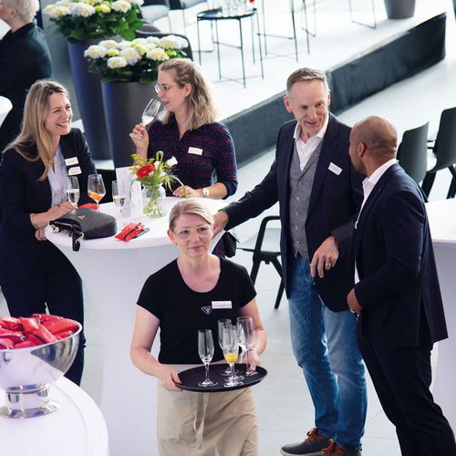Bild NIZ Eröffnung Besucher