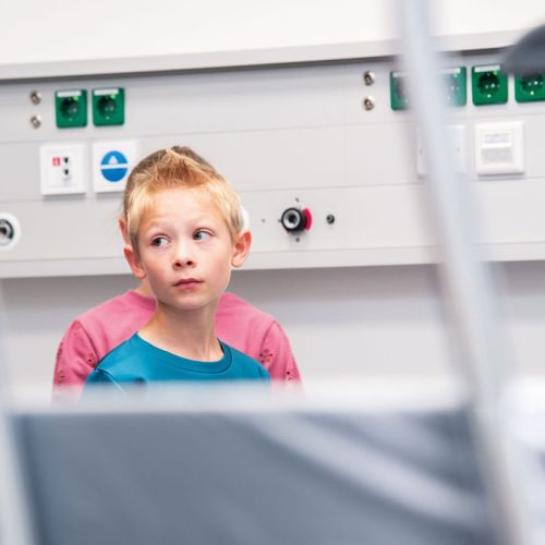 Bild NIZ Eröffnung Gruppe Kinder im RTW