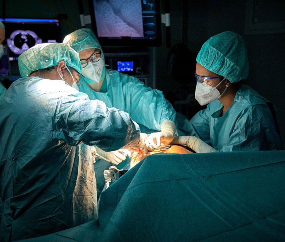 Die Thoraxchirurgie umfasst das Behandlungsspektrum für Erkrankungen im Brustraum, wie Eingriffe an den Atemwegen, der Lunge, dem Mittelfellraum und der Brustwand.