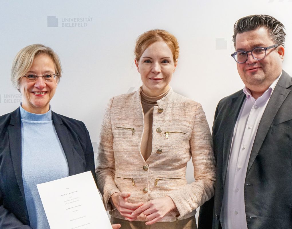 Die Rektorin der Universität Bielefeld Prof. Dr. Angelika Epple (l.) übergibt Univ.-Prof. Dr. Selma Ugurel (Mitte) ihre Ernennungsurkunde im Beisein von Bernd Henkemeier, Kaufmännischer Direktor des Klinikum Bielefeld (r.).