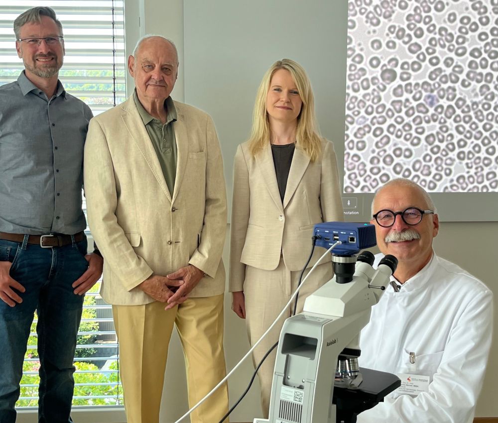 Die Repkow Stiftung lässt sich bei einem Besuch im Klinikum Bielefeld den Nutzen des neuen Mikroskops erläutern.