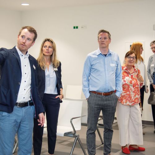 Bild NIZ Eröffnung Besucher im Wartebereich der Notaufnahme