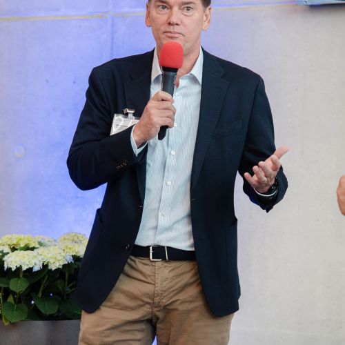 Bild NIZ Eröffnung Michael Ackermann am Mikrofon