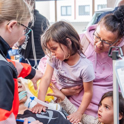 Bild NIZ Eröffnung Gruppe Kinder am RTW