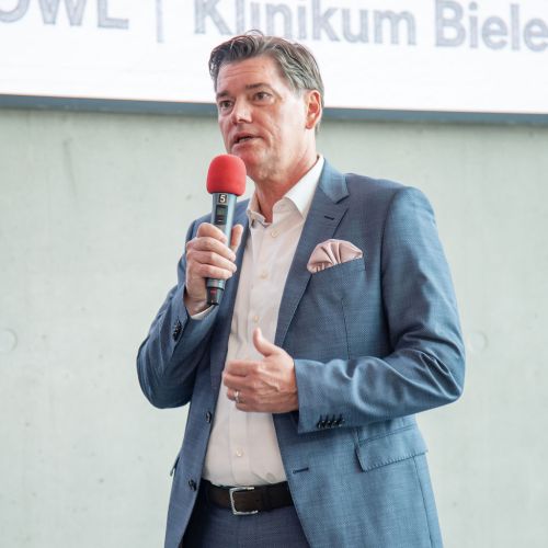 Bild NIZ Eröffnung Michael Ackermann am Mikrofon