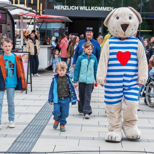 Bild NIZ Eröffnung Teddy Maskottchen