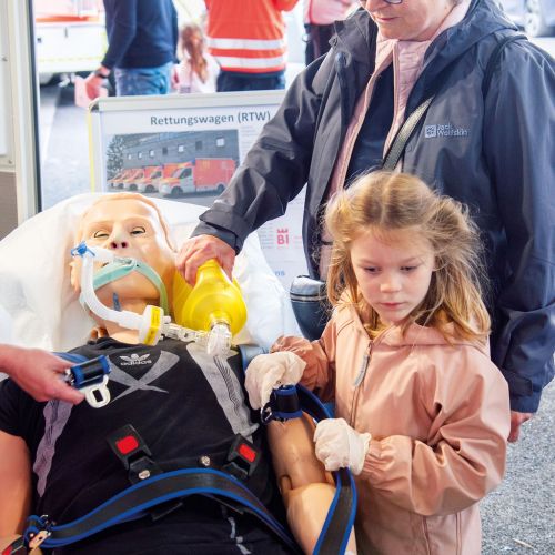 Bild NIZ Eröffnung RTW mit Puppe
