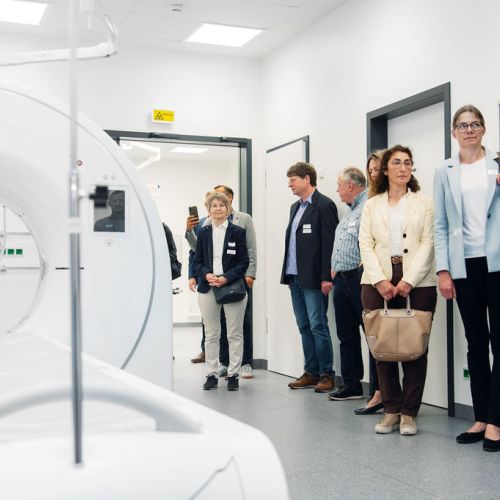 Bild NIZ Eröffnung Besucher im Behandlungsraum der Notaufnahme
